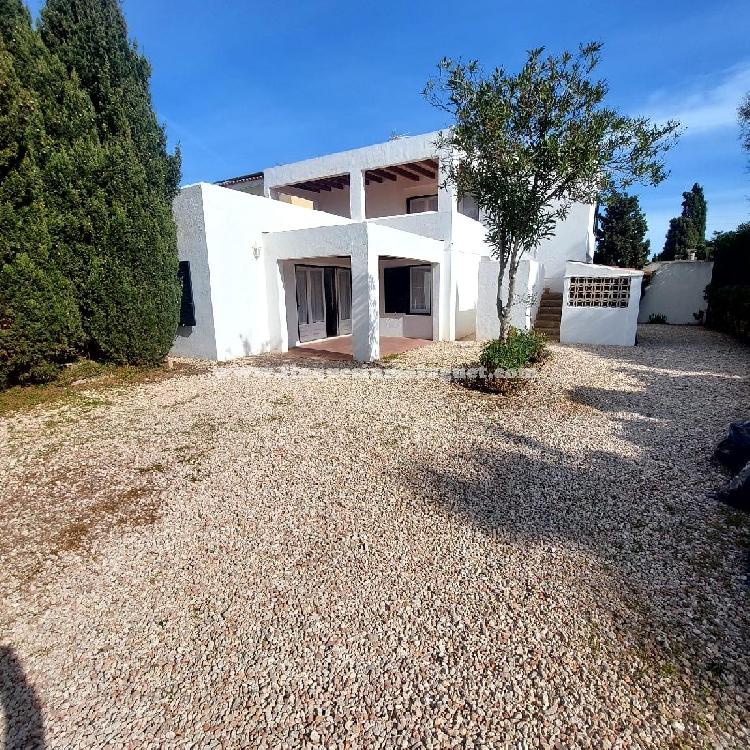 Apartamento con patio en Cala’n Blanes